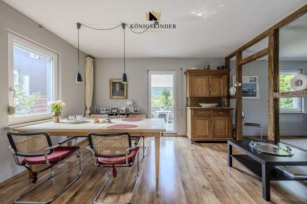 Essbereich mit direktem Zugang auf die Terrasse