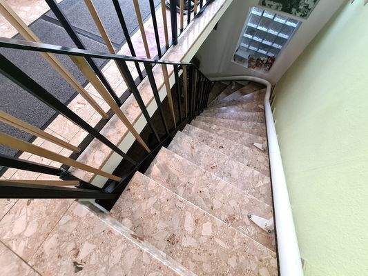 Treppe zum Untergeschoß.jpg