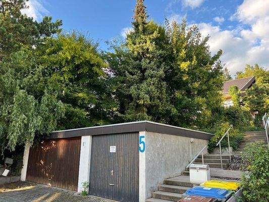 Garage links und Aufgang