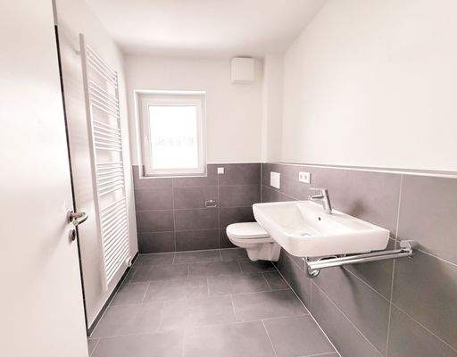 Neuwertige Sanitärkeramik im stilvollen Badezimmer