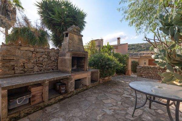 Traditioneller Grillplatz aus Naturstein