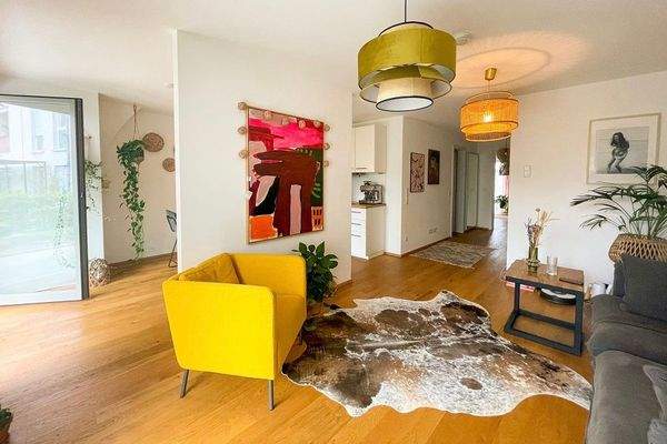 Wohnzimmer mit offener Küche