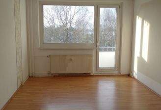 Helles Wohnzimmer mit Fenster