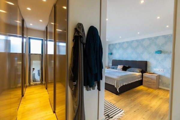 7 EG Schlafzimmer mit begehbarem Kleiderschrank (3