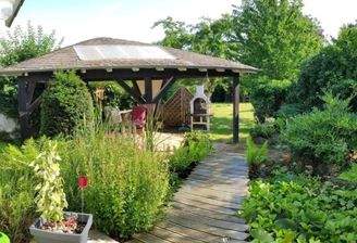 Gartenparadies mit Pavillon