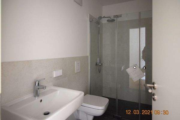 En-Suite-Badezimmer mit Dusche