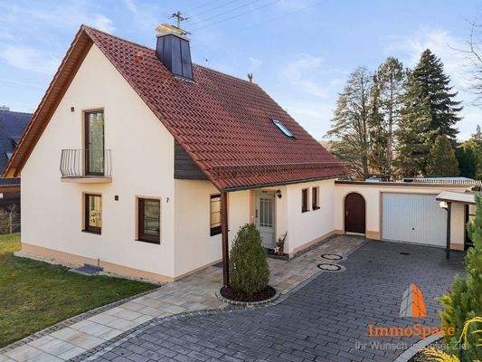 Blick auf das Haus und die Garage