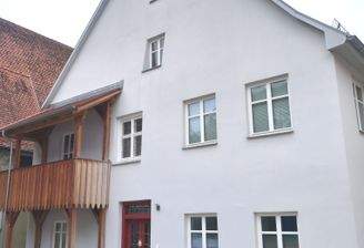 Ansicht vom Hof mit Terrasse und Stellplatz