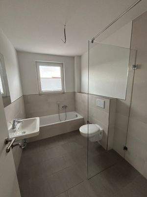 Badezimmer mit Fenster.JPG