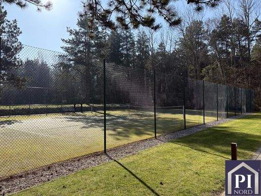 Tennisplatz der Anlage