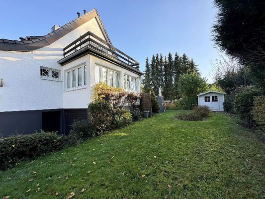 Seitenansicht Haus mit Garten