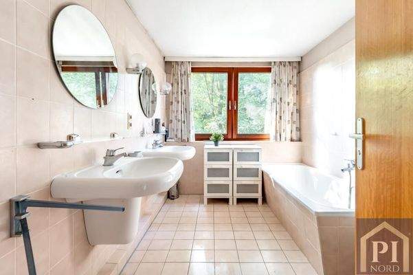 Badezimmer mit zwei Waschbecken