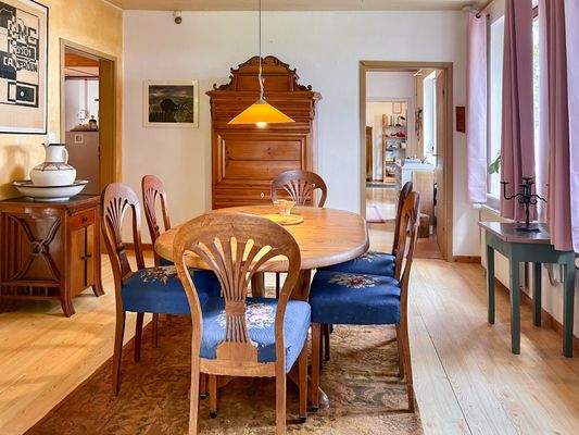 Esszimmer und Durchgangszimmer zum Ladengeschäft