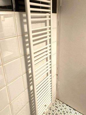 Badezimmer mit Handtuchheizkörper