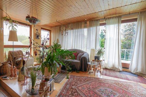 Wohnzimmer mit einer Art Wintergarten