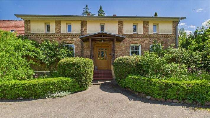 Frontansicht Einfamilienhaus