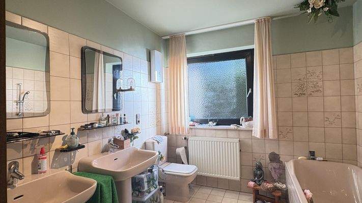 Tageslichtbad mit Wanne und Doppelwaschtisch