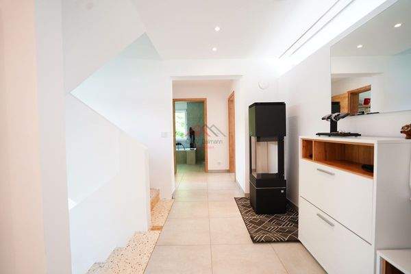 Flur mit Schwedenofen für große Holzstücke