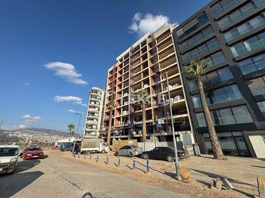 New Seafront Apartments with Spacious Spaces in İzmir