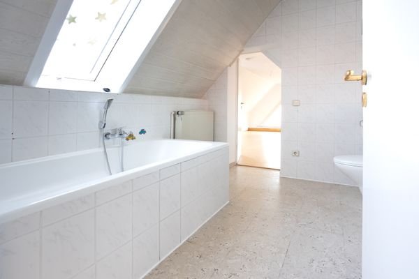 Hübsches Bad mit Wanne
