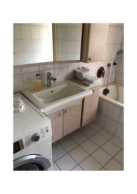 Das Bad mit Wanne und Waschmaschine