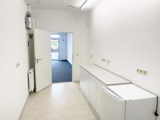 Küchenbereich mit Blick Richtung Geschäftsbereich