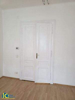 Frisch gestrichene Flügeltüren