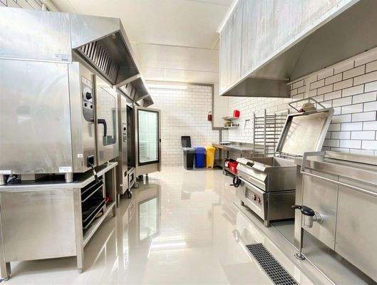 dazugehörige Küche - (KI generiert)