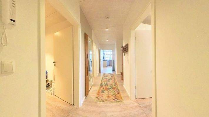 Großzügige Diele mit klarer Raumstruktur und freundlicher Atmosphäre