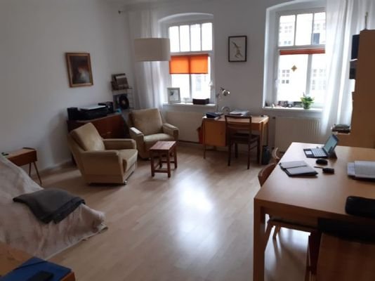 großes helles Wohnzimmer