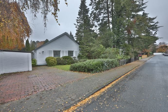 Heideviertel: freistehender Winkelbungalow mit großem, parkähnlichen Grundstück in Toplage Hannovers.