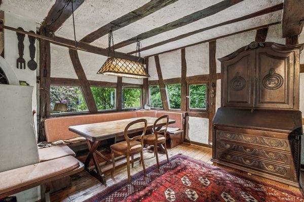 Essecke mit Blick in den Garten