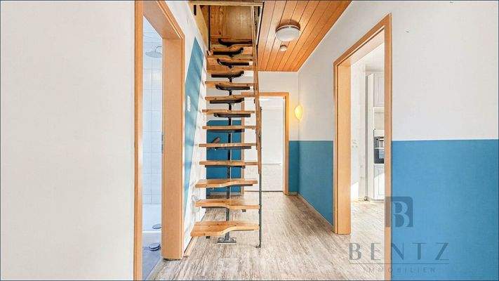 Flur / Treppe zum Dachgeschoss