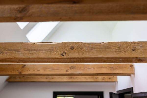 Holzbalken im Dachzimmer