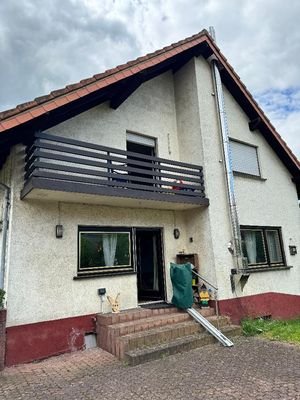 Gartenseite mit Terrasse und Balkon