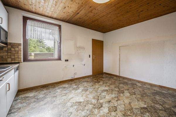 Küche mit Ausgang zum Garten