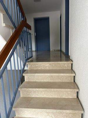 Treppenhaus mit Aufzug