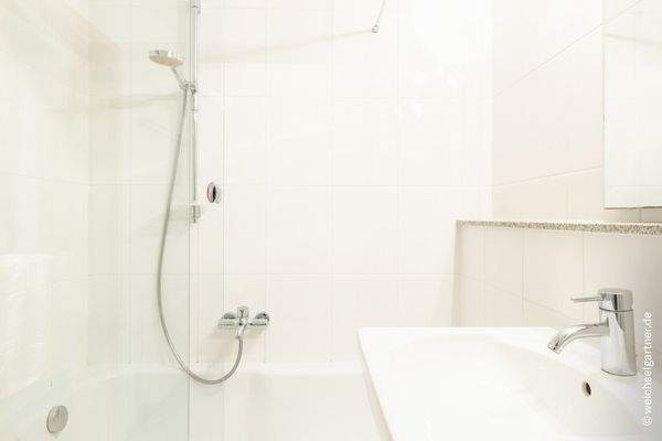 Mit Badewanne und Duschwand