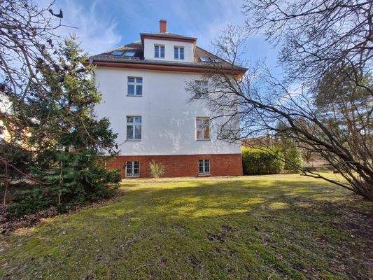 Gartenfläche vor dem Haus