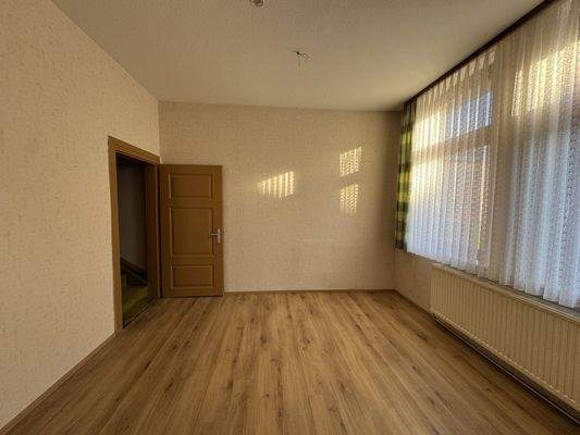 Zimmer mit Laminatboden