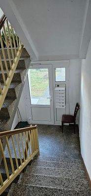 Treppenhaus und Eingangstür