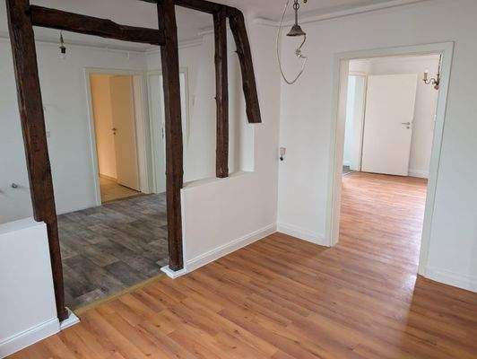 offener Küchenbereich mit freigelegten Holzbalken