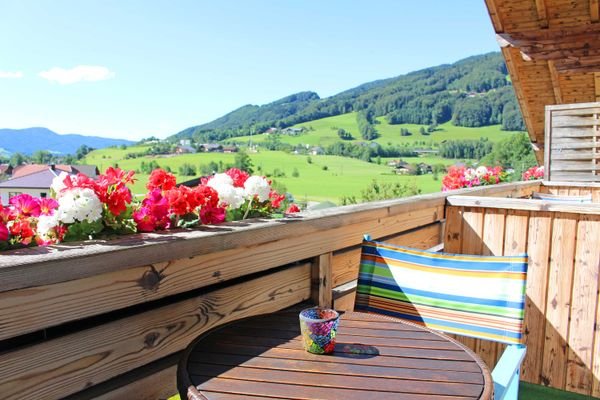 Balkon mit Berg- und Seeblick