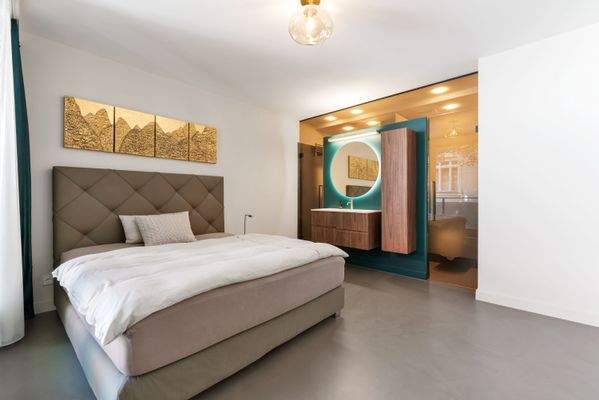 Schlafzimmer mit Badebereich