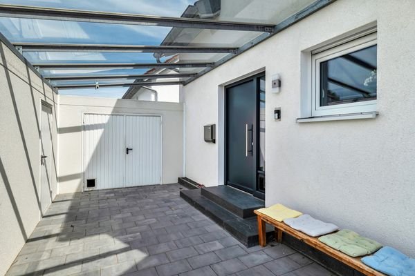 Carport und Eingang