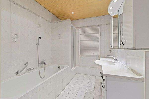 Gepflegtes Bad mit Wanne Dusche WC