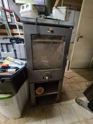 Kaminofen im Kellerraum, ideal für Saunabereich