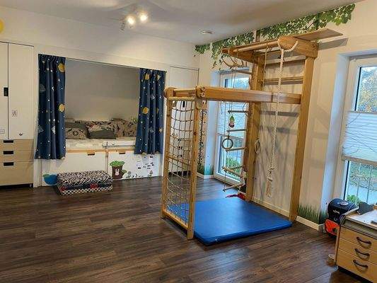 Kind 1 (klappbares Spielgerüst