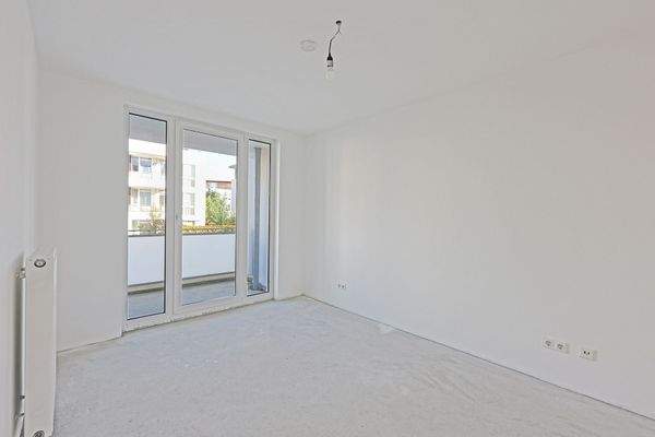 Schlafzimmer mit breitem Fenster nach Osten