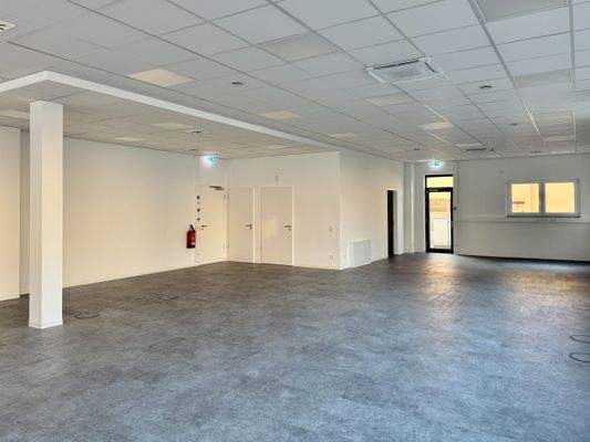 Gewerbefläche mit Blick Richtung Zugang TG, WCs und Teeküche